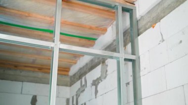 İçerideki alçıpan için metal Y profilinden yapılmış çerçeve. Yüksek kaliteli FullHD görüntüler