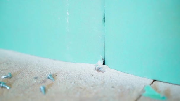 Gabungan Dari Dua Lembar Drywall Close Debu Gipsum Lantai Setelah — Stok Video