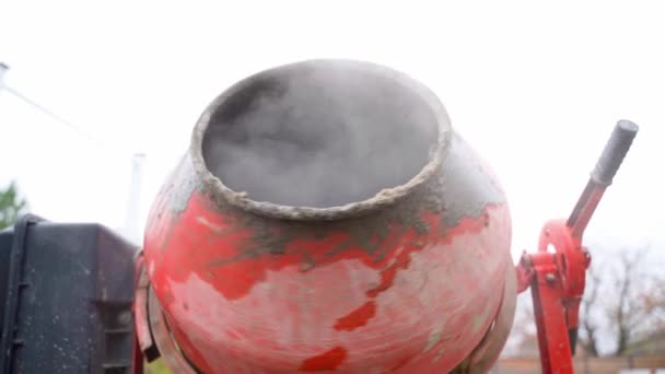 混凝土搅拌机搅拌混凝土砂浆 从孔中喷出灰尘 优质Fullhd影片 — 图库视频影像