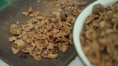 Bir sürü ceviz kabuğu, yakın plan. Kamera hareketi. Yüksek kaliteli FullHD görüntüler