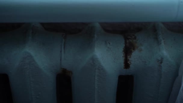Old Cast Iron Radiator Closeup Dalam Gelap Gerakan Kamera Halus — Stok Video
