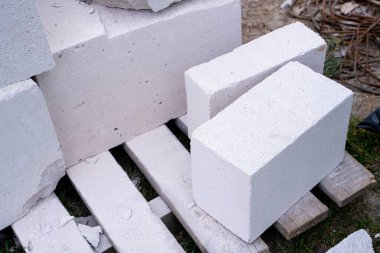 Havalandırılmış beton tuğla farklı boyutlarda kesilmiş. Evrensel yapı malzemesi gaz bloğu. Beyaz gözenekli yapı taşı
