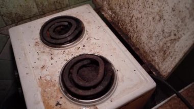 Küf mantarı ve fare dışkısı eski bir mutfak elektrikli fırınının üzerinde. Mutfak berbat bir şekilde bakımsız durumda. Yüksek kaliteli FullHD görüntüler