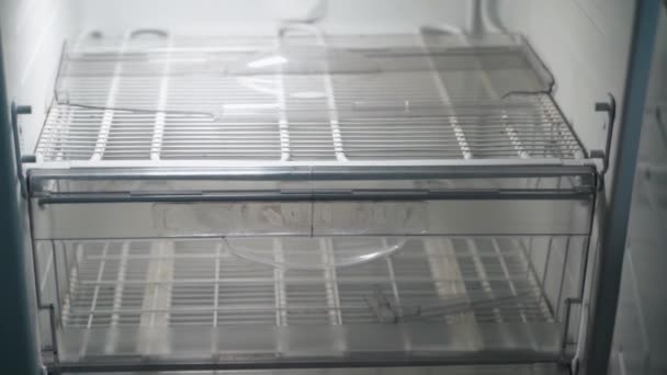 Estantes Del Refrigerador Vacíos Primer Plano Movimiento Suave Cámara Imágenes — Vídeos de Stock