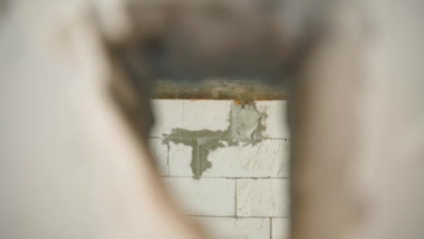 Камера Пролетает Через Отверстие Стене Кирпича Газобетона Разрушение Газобетонной Стены — стоковое видео