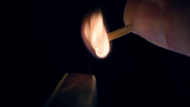 在黑暗中以慢动作点燃了一个特写木火柴 燃烧的火柴在黑色的背景上 优质Fullhd影片 — 图库视频影像
