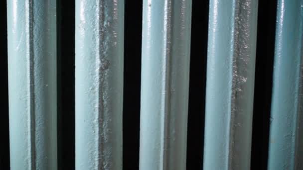 旧的铸铁断面加热散热器在浅蓝色的特写 镜头动作平稳 优质Fullhd影片 — 图库视频影像