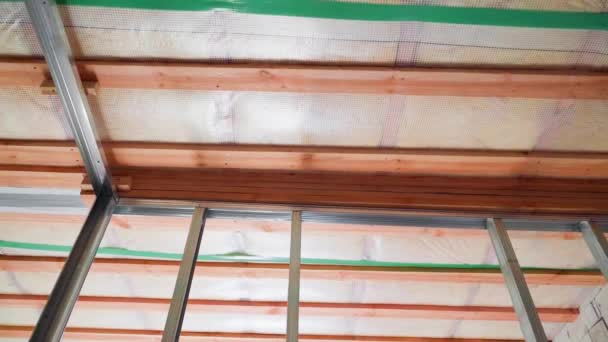 没有修理的私人房屋的屋顶天花板 内部墙体填筑施工开始 天花板上的蒸汽屏障 内墙的铁结构 优质Fullhd影片 — 图库视频影像
