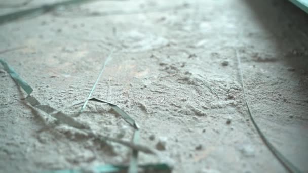 乾燥壁のインストール後の床に石膏のほこりを閉じると 滑らかなカメラの動き 建設業者の後にほこりや土石流 高品質のフルHd映像 — ストック動画
