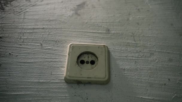 汚れた不均一な壁に古い電気ソケット クローズアップ 滑らかなカメラの動き 高品質のフルHd映像 — ストック動画