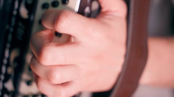 Пальцы Нажимают Кнопки Аккордеона Крупным Планом Играю Гармошке Высококачественные Кадры — стоковое видео
