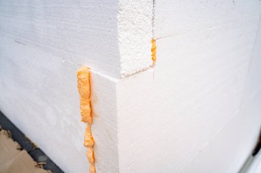 Evin dış kısmı beyaz köpük plastikle kaplanmış.