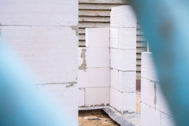 Havalandırılmış beton tuğlalardan yapılmamış bir bina. Gaz bloğundan bir oda inşa etme süreci