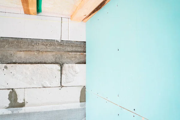 Havalandırmalı Beton Bloklu Duvarla Sıva Kaplanmış Bir Duvara Kenetlenmek Evin — Stok fotoğraf
