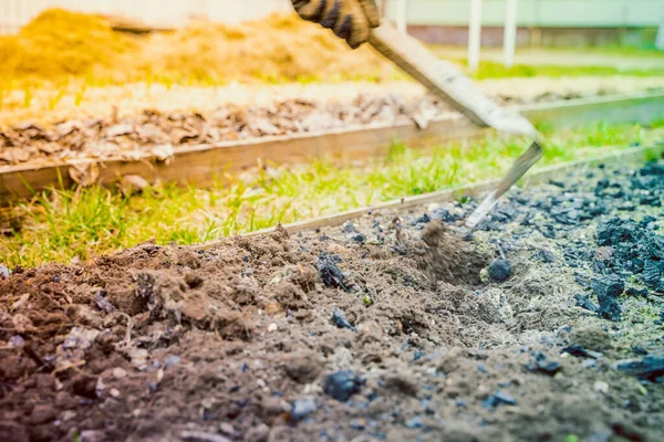 Mescolare Terreno Dell Orto Con Carbone Primavera Plowing Letti Giardino — Foto Stock