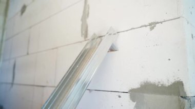 İnşaat alanındaki paslanmaz çelikten bir U profili. Çok yönlü yapı malzemeleri. Çerçeve duvarı yapmak için metal bir profil kullanıyor. Yüksek kaliteli FullHD görüntüler