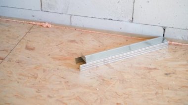 İnşaat alanındaki devekuşu plakasında galvanize metal U profili var. Çerçeve bölümü için boş. Yüksek kaliteli FullHD görüntüler