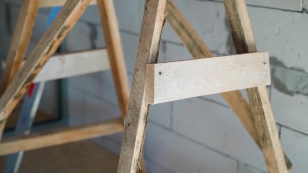Lešení Dřevěných Prken Pro Práci Interiéru Zblízka Domácí Lešení Pro — Stock video