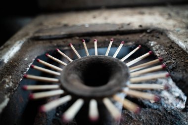 Belli sayıda ev ahşabı, gaz ocağından çıkan kibritle aynı. Mutfak gaz ocağında mavi yakıt olmaması. Isınmak için alternatif yakıt arayın. Kötü yaşam koşulları