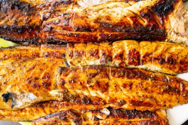 Izgarada kızarmış uskumru, yakın plan. Lezzetli bir iştah açıcı görünüşte pişirilmiş balık eti. Bir sporcu için yüksek proteinli sağlıklı yemek