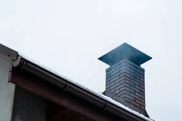 Rauch Aus Dem Schornstein Eines Privathauses Winter Bei Bewölktem Wetter — Stockfoto
