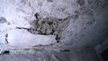 Bomba sığınağının beton tavanı çökmüş. Yeraltı alanı bakımsız. El feneriyle bodruma inin. Yüksek kaliteli FullHD görüntüler