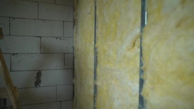 Havalandırmalı beton duvar ve bir odada cam yünlü galvanize metal profil duvarı. Yüksek kaliteli FullHD görüntüler