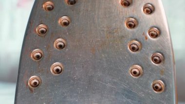 Paslı demir taban kaplaması. Modası geçmiş ütü. Yüksek kaliteli FullHD görüntüler