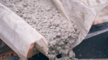 Kalın beton havan, temelin biçimsel çalışmasına ağır çekimde akmaktadır. Temeli odanın altına dökme süreci. Yüksek kaliteli FullHD görüntüler