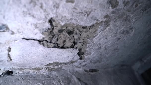 Instortend Betonnen Plafond Van Een Schuilkelder Close Ondergrondse Ruimte Verval — Stockvideo