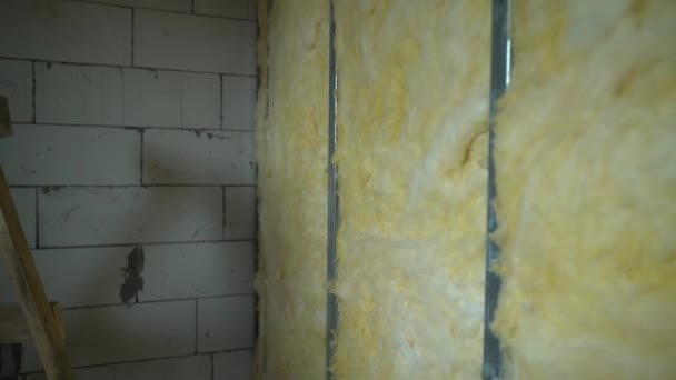コンクリートレンガの壁と1つの部屋にガラスウールと亜鉛メッキ金属プロファイルの壁を放映しました 高品質のフルHd映像 — ストック動画