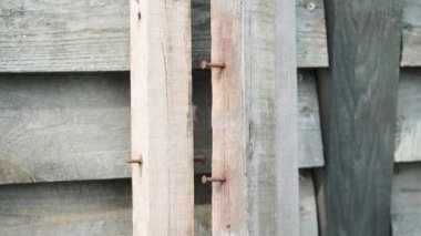Eski tahta kirişler, paslı çiviler, yakın plan, düzgün kamera hareketi. Yüksek kaliteli FullHD görüntüler