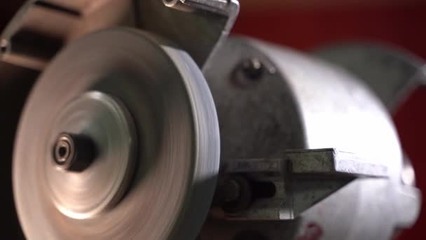 Memeriksa Kinerja Mesin Penggilingan Percobaan Menjalankan Roda Abrasif Menutup Rekaman — Stok Video