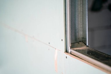 Neme dayanıklı alçıpanla kaplanmış metal bir profil. İnşaat sürecinde çerçeve bölünmesi