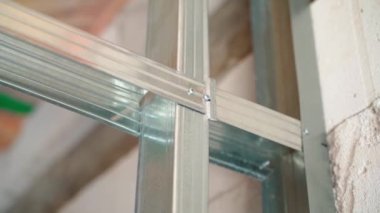 Galvanize metal U profili, kendine dokunan vidalarla birbirine bağlıdır. Alçıpan için çerçeve duvarı. Yüksek kaliteli FullHD görüntüler