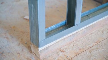 Alçıpan altında galvanize metal bir profilden duvar inşa ediliyor. U profilinden oda aralığı, yakın plan. Yüksek kaliteli FullHD görüntüler