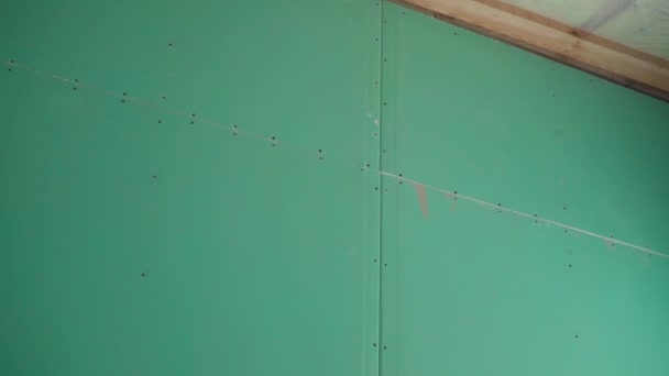 墙的外层是绿色防潮干墙 相机运动平稳 私人住宅的轻质框架墙 室内分隔 优质Fullhd影片 — 图库视频影像