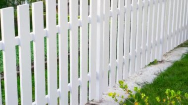 Güzel, pürüzsüz, beyaz, ahşap çitler elle yapılmış. Yaz günü, şık sebze bahçesi çitleri, pürüzsüz kamera hareketleri. Yüksek kaliteli FullHD görüntüler