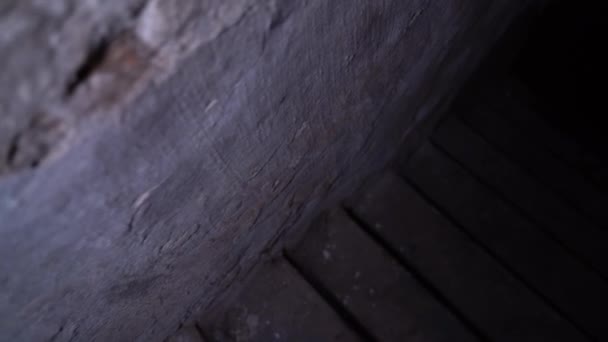 Спускаюсь Бомбоубежище Фонариком Камера Спускается Подземелье Вдоль Стены Высококачественные Fullhd — стоковое видео