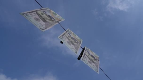 Сто Долларов Висят Над Голубым Небом Три Бумаги Стодолларовые Купюры — стоковое видео