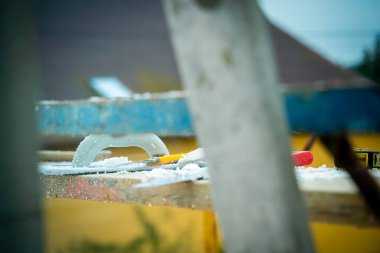 Bir evi yalıtırken iskeledeki polistiren köpüğü kesip düzleştirmek için bir araç. Köpük için öğütücü