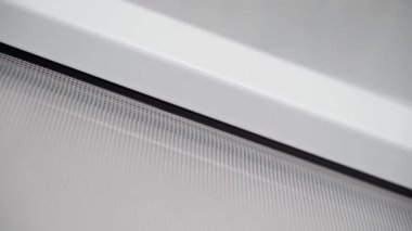 Plastik kapıdaki opak bir pencere, yakın plan. Pürüzsüz kamera hareketi. Beyaz kutuda desenli plastik pencere. Yüksek kaliteli FullHD görüntüler