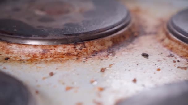 汚れた脂っこいキッチン電気ストーブ クローズアップ上の滑らかなカメラの動き 不快な状態の汚い家電製品 高品質のフルHd映像 — ストック動画