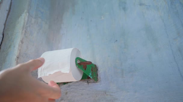 Uma Mão Alcança Suporte Papel Higiênico Banheiro Rural Livre Rolo — Vídeo de Stock