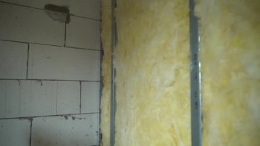 Alçıpan için galvanize metal kirişlerden yapılmış bir çerçeve sarı cam yünü barındırır. Odaların arasındaki duvarın ısı ve ses yalıtımı. Yüksek kaliteli FullHD görüntüler