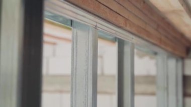 Alçıpan için galvanize metal kirişlerden yapılmış çerçeve, yakın plan. Yüksek kaliteli FullHD görüntüler