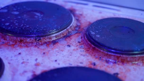 Ultraviyole Işık Altında Mikroplar Mutfak Elektrikli Ocağında Yakın Plan Kirli — Stok video