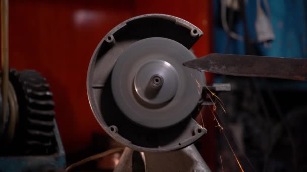 Uma Grande Faca Enferrujada Afiada Uma Roda Abrasiva Uma Máquina — Vídeo de Stock