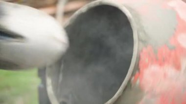 Beton karışımının bileşenleri çalışan bir beton miksere atıldı. Somut hazırlık süreci. Yüksek kalite 4k görüntü
