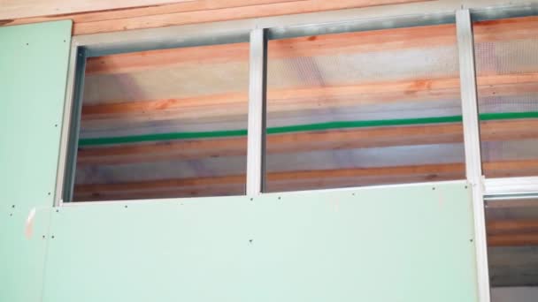 Ramvägg Väg Att Gipsas Grön Fuktresistent Drywall Smidig Kamerarörelse Högkvalitativ — Stockvideo